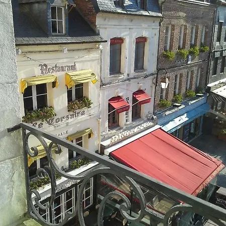 Проживание в семье Mansion Victorine *